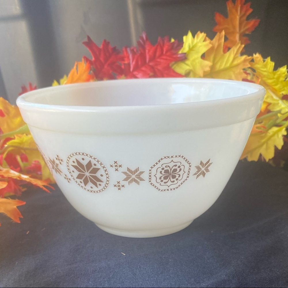 Vintage Pyrex bakeware - Picture 8 of 16
